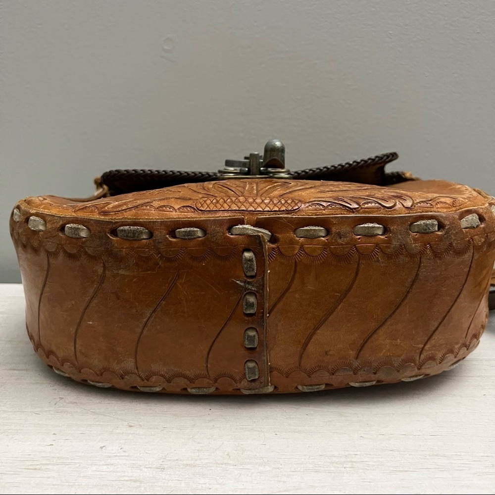 Vintage 70s 80s Hand Tooled Buckstitched Leather Shoulder Saddle Bag - Picture 8 of 16